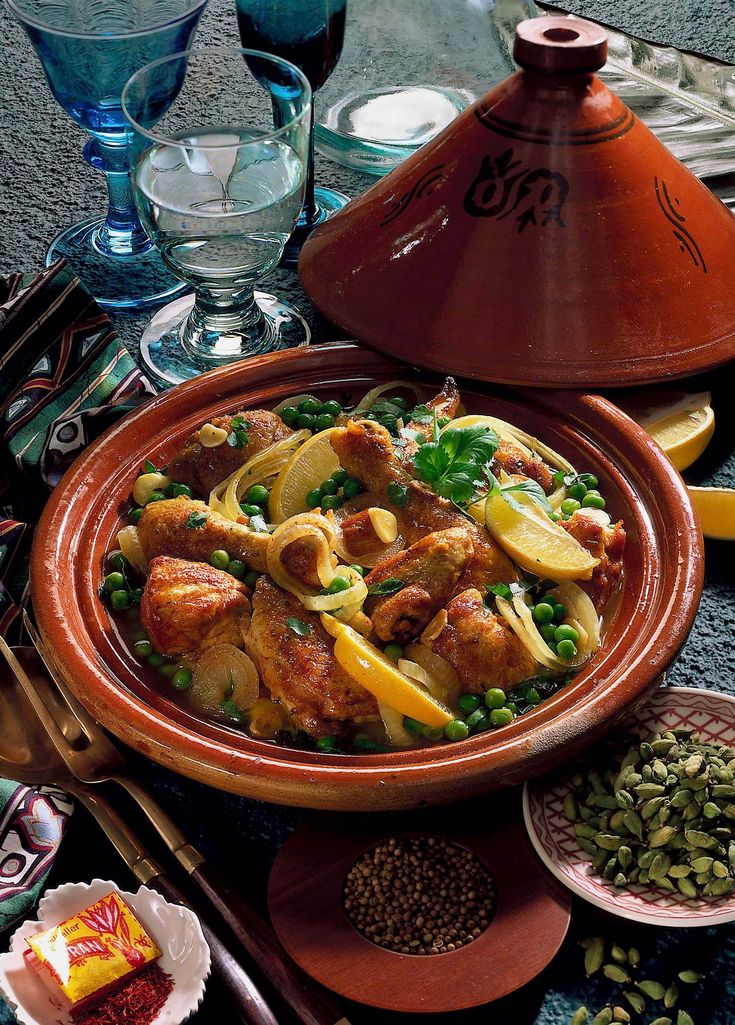 Un tajine au poulet dans son tajine entoure dépice tel que du safran