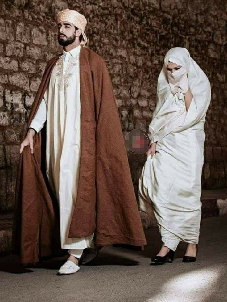 homme portant un bournous et une femme portant un haik