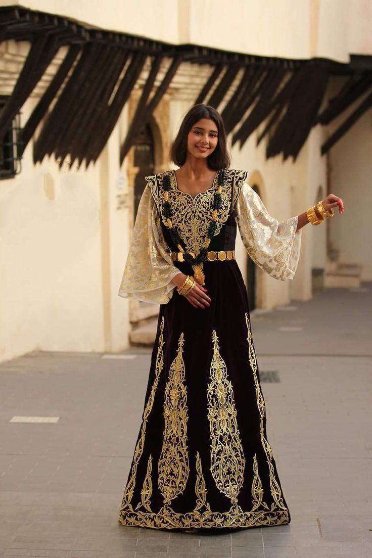 Belle robe de constantinoise remplie de broderie